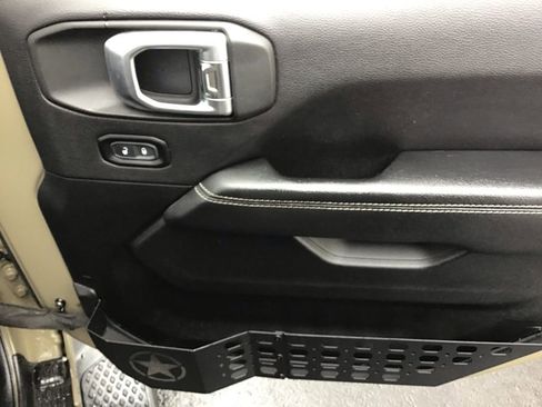 Used 2020 Jeep Gladiator Overland image 12