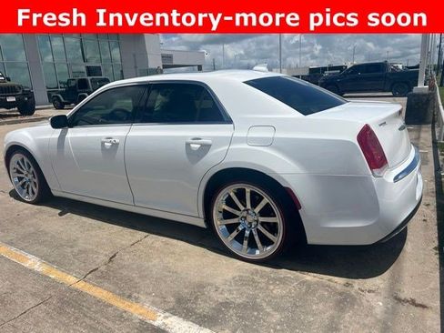 Used 2016 Chrysler 300 Limited RWD image 5
