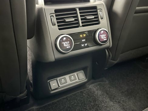 Used 2025 Land Rover Discovery S image 24