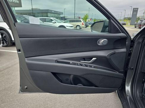 Used 2025 Hyundai Elantra SE FWD image 13