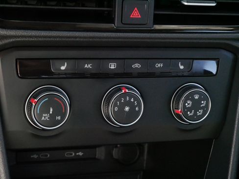 Certified 2022 Volkswagen Taos SE w/ Panoramic Sunroof Package AWD/4WD image 22