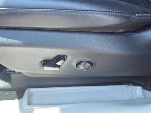 Used 2023 Chrysler Pacifica Touring-L FWD image 19