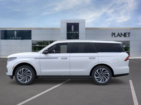 New 2026 Lincoln Navigator Premiere AWD/4WD image 3