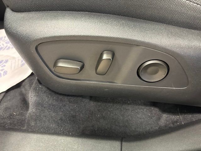 Used 2025 Chevrolet Traverse LT FWD image 35