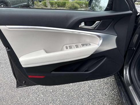 Used 2025 Genesis G70 2.5T RWD image 20
