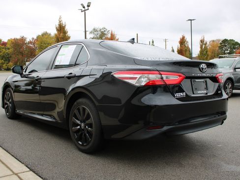Used 2020 Toyota Camry LE image 4