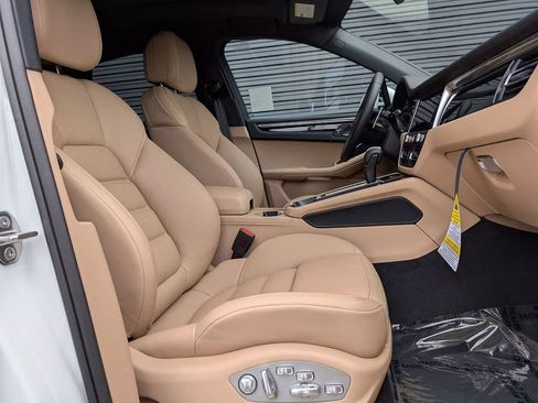 Certified 2026 Porsche Macan AWD/4WD image 24