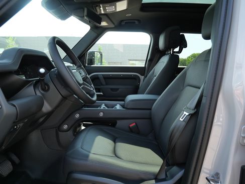 New 2026 Land Rover Defender 130 X-Dynamic SE AWD/4WD image 3