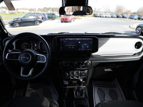 Used 2024 Jeep Wrangler Sahara image 9