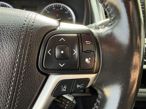 Used 2017 Toyota Highlander SE w/ Carpet Mat Package AWD/4WD image 16