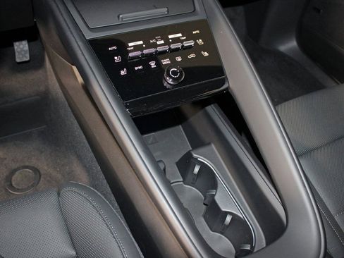 Certified 2025 Porsche Macan 4 Electric AWD/4WD image 31