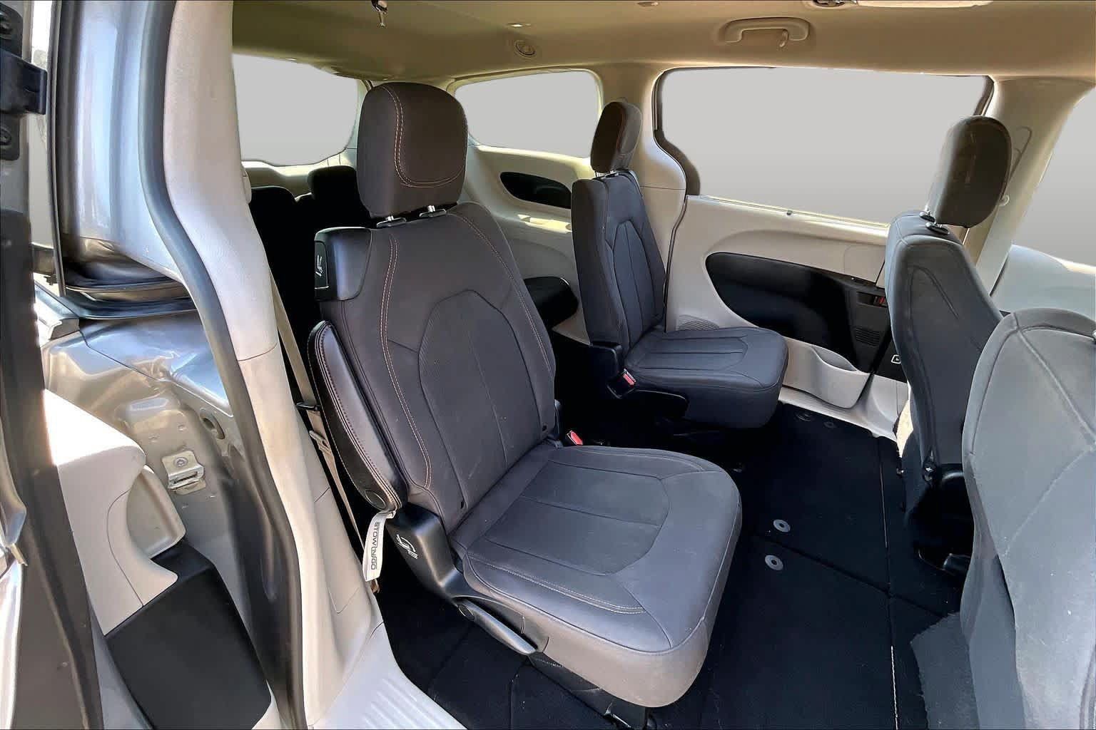Used 2019 Chrysler Pacifica Touring Plus w/ Tire & Wheel Group FWD image 18