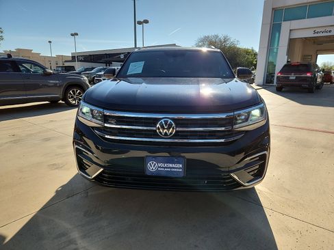 Used 2021 Volkswagen Atlas Cross Sport SE w/ Panoramic Sunroof Package FWD image 2