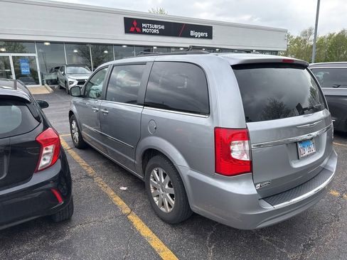 Used 2015 Chrysler Town & Country Touring FWD image 4