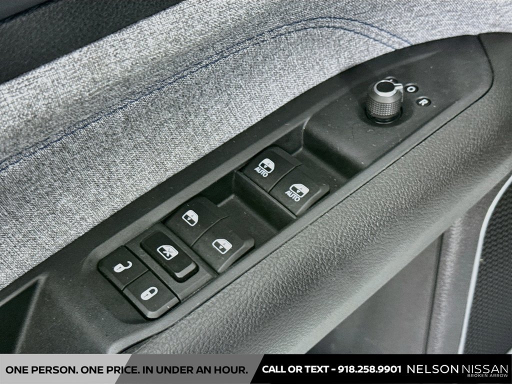 Used 2025 Jeep Compass Latitude w/ Convenience Group AWD/4WD image 17
