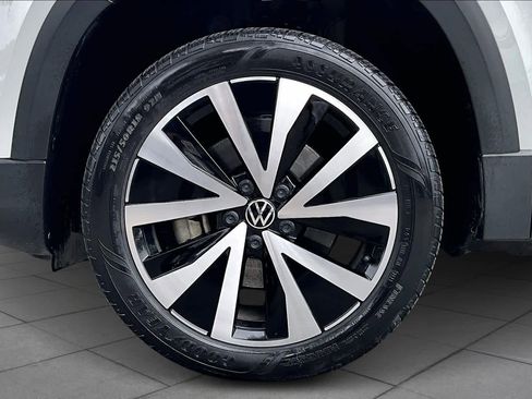 Certified 2022 Volkswagen Taos SE image 11