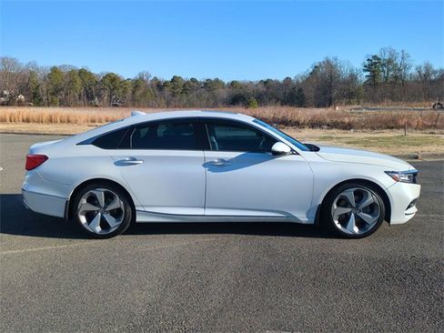 Used 2018 Honda Accord Touring image 3