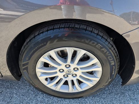 Used 2012 Toyota Sienna Limited image 4