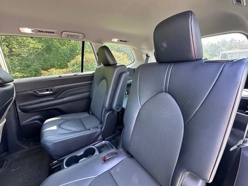 Used 2024 Toyota Grand Highlander AWD image 11