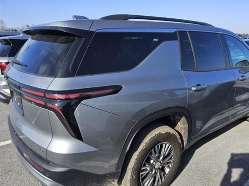 Used 2024 Chevrolet Traverse LT image 2