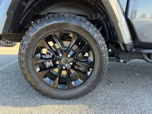 Used 2025 Jeep Gladiator Sport image 11