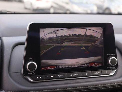 Used 2025 Nissan Rogue SV AWD/4WD image 18