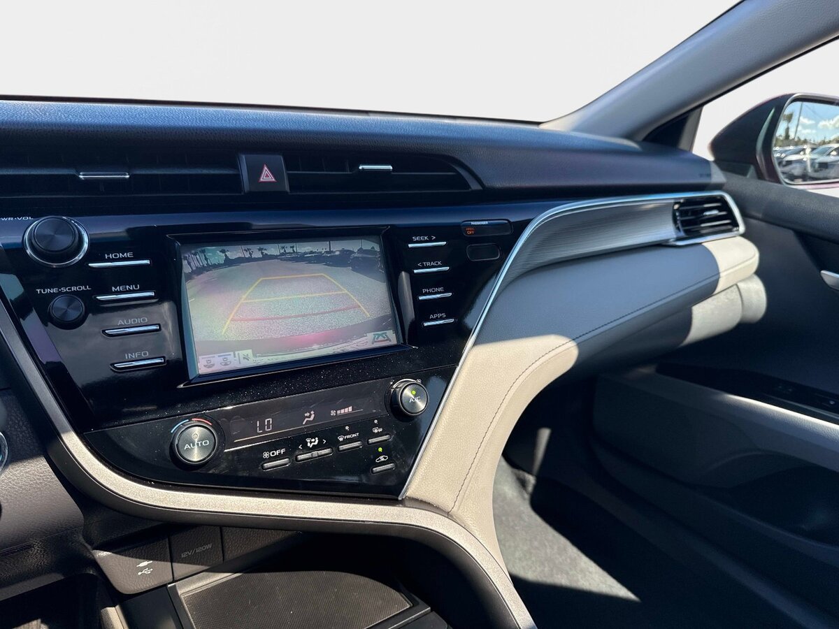 Used 2018 Toyota Camry SE w/ Moonroof Package FWD image 19