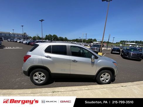 Used 2020 Chevrolet Trax LT w/ LT Convenience Package AWD/4WD image 4