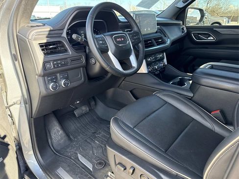 Used 2023 GMC Yukon SLT w/ SLT Luxury Package image 10