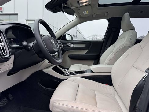 Certified 2023 Volvo XC40 B5 Ultimate w/ Protection Package Premier image 13