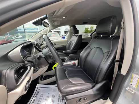 Used 2023 Chrysler Pacifica Touring-L FWD image 10