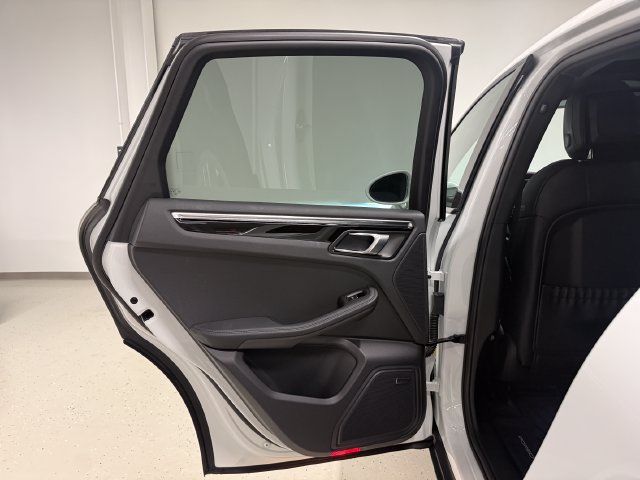 Certified 2026 Porsche Macan AWD/4WD image 32