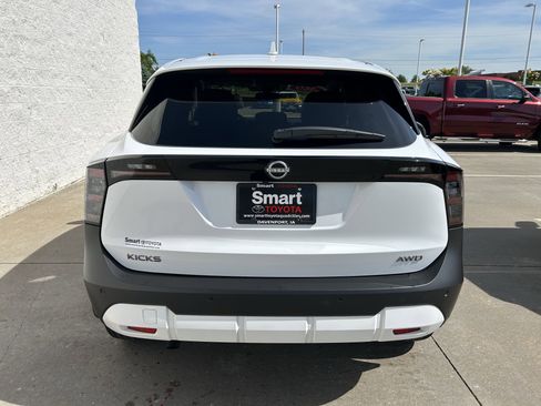 Used 2025 Nissan Kicks SV AWD/4WD image 5