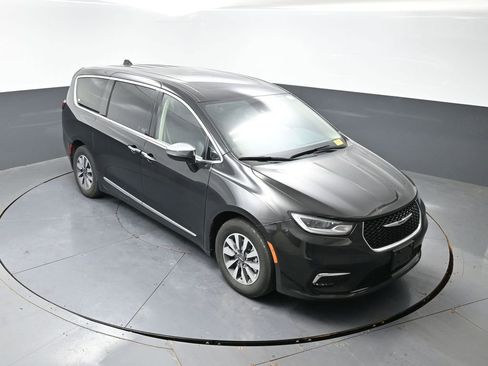 Used 2023 Chrysler Pacifica Limited image 17