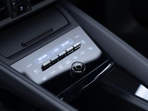 Certified 2025 Porsche Macan Electric RWD image 26