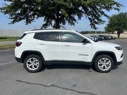Used 2024 Jeep Compass Latitude AWD/4WD image 8
