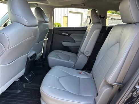 Used 2022 Toyota Highlander XLE FWD image 17