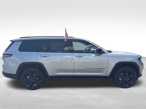 Used 2025 Jeep Grand Cherokee L Laredo AWD/4WD image 9