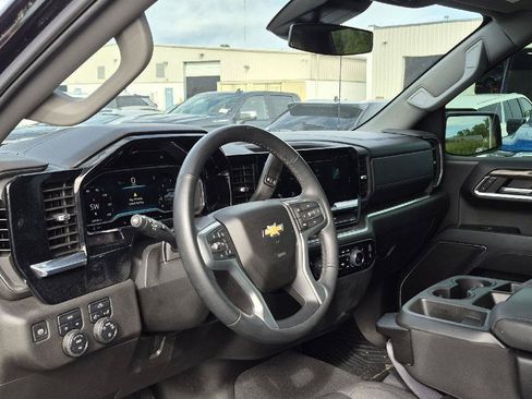 Used 2023 Chevrolet Silverado 1500 LT AWD/4WD image 9