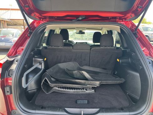 Used 2018 Jeep Cherokee Latitude AWD/4WD image 30