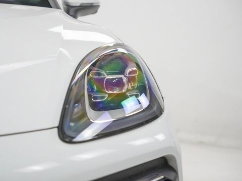 Certified 2023 Porsche Cayenne Platinum Edition image 6