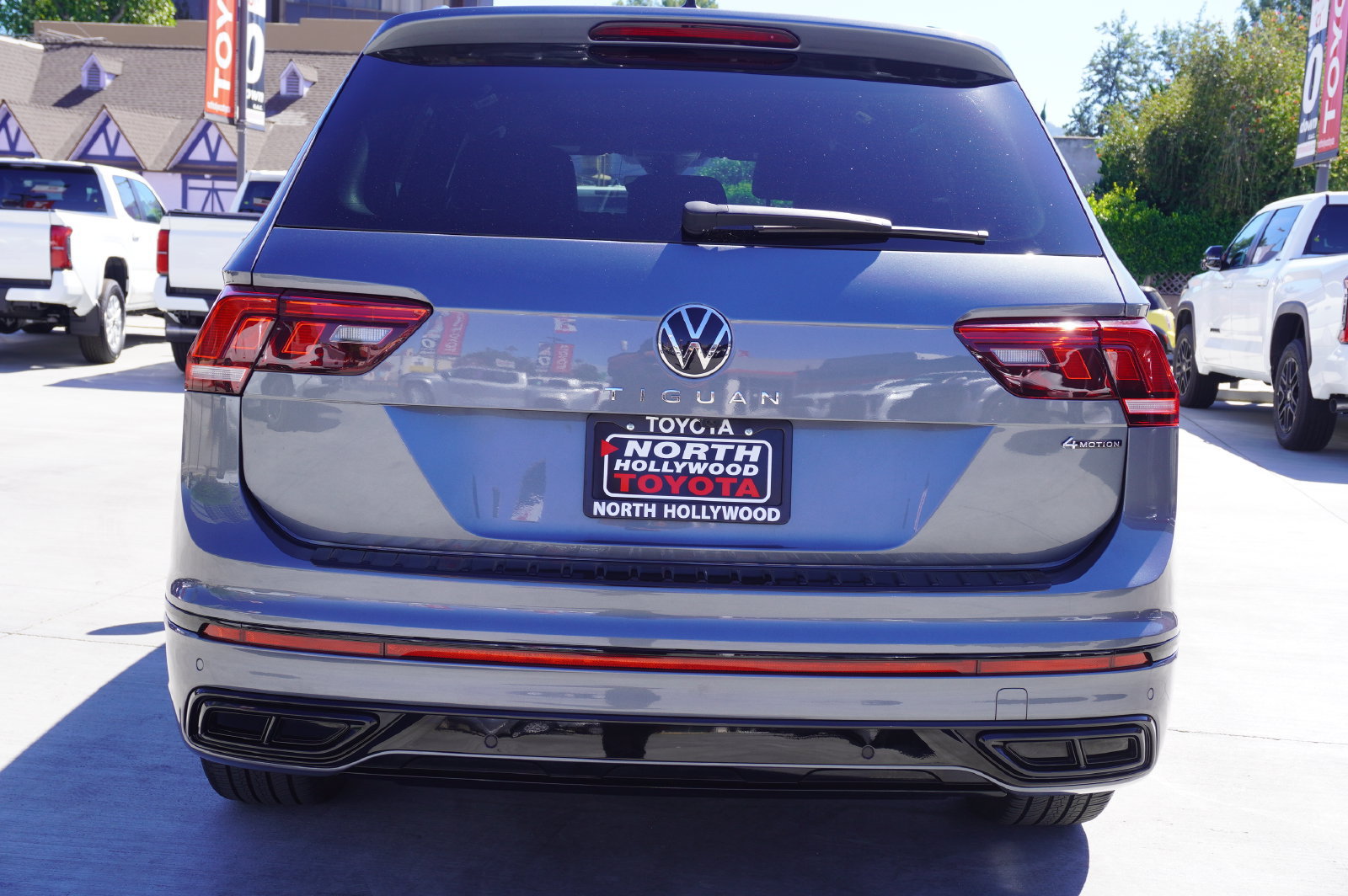 Used 2023 Volkswagen Tiguan SE R-Line AWD/4WD image 5