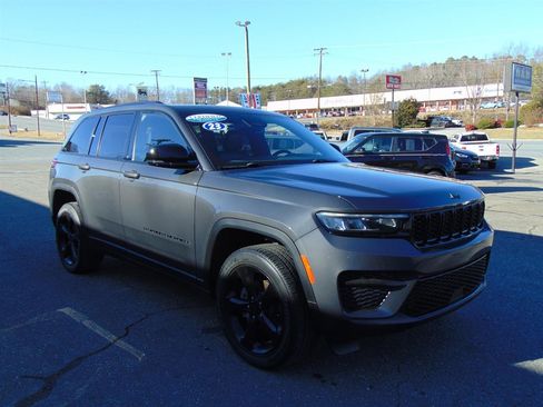 Used 2023 Jeep Grand Cherokee Altitude image 13