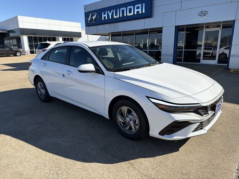 New 2026 Hyundai Elantra SE image 2