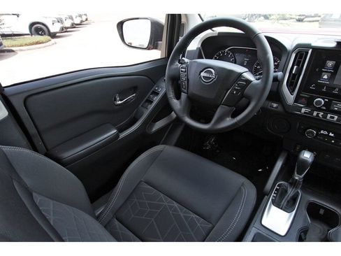 Used 2025 Nissan Frontier SV w/ SV Convenience Package RWD image 8