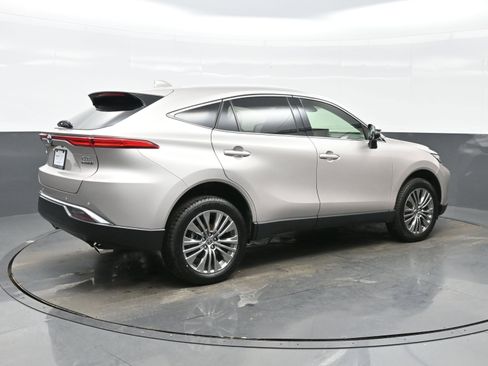 Used 2022 Toyota Venza XLE image 6