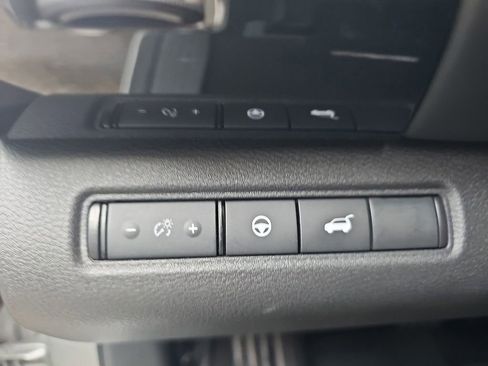 Used 2025 Nissan Pathfinder SV AWD/4WD image 18
