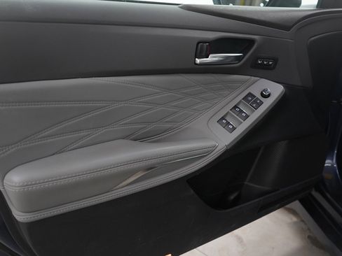 Used 2019 Toyota Avalon Limited image 21