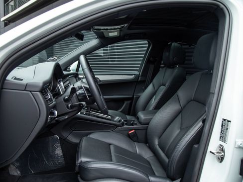 Used 2026 Porsche Macan AWD/4WD image 5