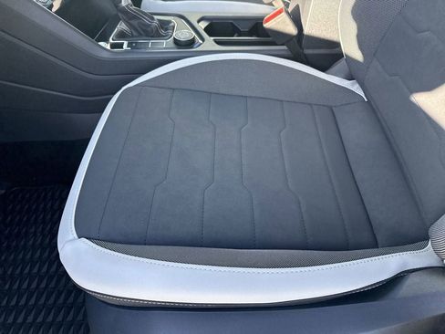 New 2025 Volkswagen Taos SE image 9